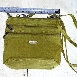 Green Baggallini bag with 4 zippers and two key holders
